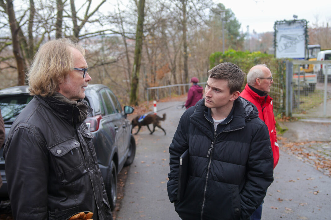  Lutz Hauck von der Bürgerinitiative „Wald vor Asphalt“ diskutiert mit Julian Brenner, dem Vorsitzenden der FDP St. Ingbert.