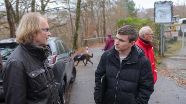Lutz Hauck von der Bürgerinitiative „Wald vor Asphalt“ diskutiert mit Julian Brenner, dem Vorsitzenden der FDP St. Ingbert.